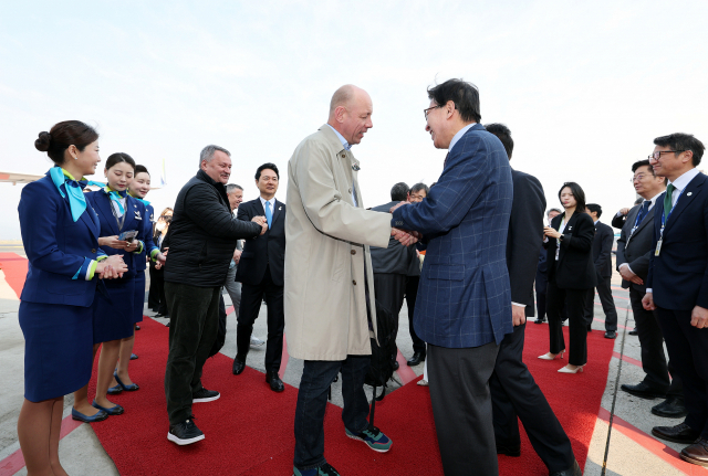 부산시 박형준 시장과 윤상직 유치위원장 등이 실사단을 환송하고 있다. 정종회 기자 jjh@