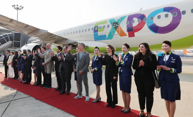 국제박람회기구(BIE) 실사단이 부산 현지 실사를 마치고 7일 오전 부산 김해국제공항에서 에어부산이 준비한 엑스포 전용 특별기를 타고 부산을 떠났다. 이날 계류장에서 실사단이 환송객들을 향해 인사를 하고 있다. 정종회 기자 jjh@