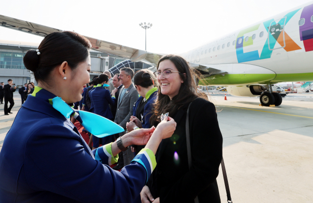 국제박람회기구(BIE) 실사단이 부산 현지 실사를 마치고 7일 오전 부산 김해국제공항에서 에어부산이 준비한 전용 특별기를 타고 부산을 떠났다. 이날 계류장에서 에어부산 승무원들이 실사단에 오미자 브로치를 달아주고 있다. 오미자의 꽃말은 '다시 만나요'다. 정종회 기자 jjh@