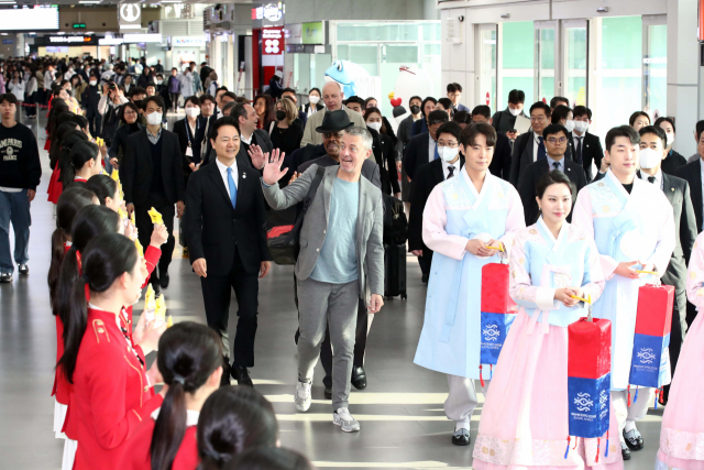 부산 현지실사를 마친 국제박람회기구(BIE) 실사단이 7일 오전 부산 김해국제공항에 도착해 부산엑스포 유치 대학생 서포터즈단의 환송 퍼포먼스를 보며 귀국길에 오르고 있다. 정종회 기자 jjh@