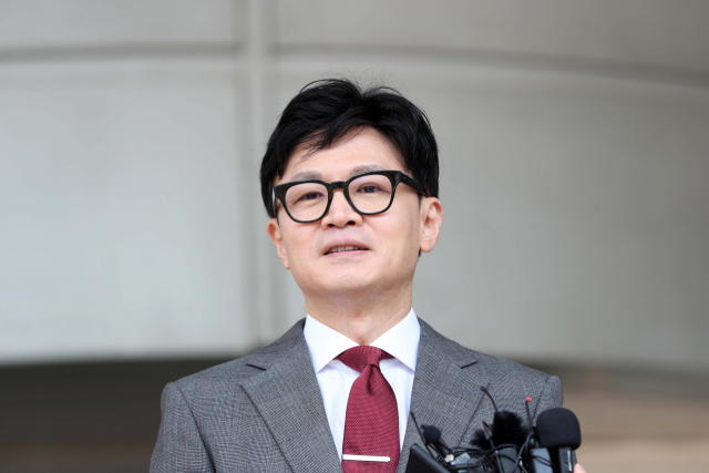 한동훈 법무부장관이 7일 오전 부산 연제구 부산검찰청 종합청사로 들어서며 취재진 질문을 받고 있다. 한 장관은 이날 정책현장 간담회를 위해 부산고등·지방검찰청을 찾았다. 정종회 기자 jjh@