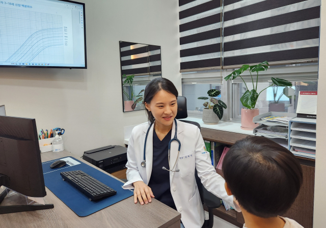 굿메디성장클리닉 강재빈 원장이 초등학교 저학년 어린이를 진료하고 있다. 굿메디성장클리닉 제공