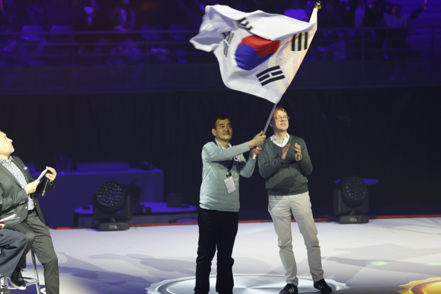 제빵 부문에서 은메달을 딴 김건태(52) 선수가 수상 후 태극기를 휘날리고 있다. 한국장애인고용공단 부산지역본부 제공