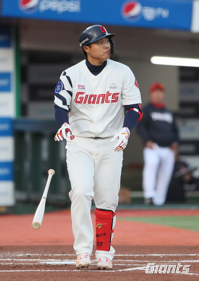 롯데 자이언츠 타자 한동희가 7일 부산 사직야구장에서 열린 KT 위즈와의 홈 개막전에서 솔로포를 터뜨렸다. 롯데 자이언츠 제공