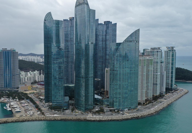 마린시티내 아파트는 가격이 비싸 매물은 많아도 거래는 잘 안됐는데 3월에만 모두 8건의 거래가 중개거래로 체결됐다. 사진은 해운대 마린시티 전경. 부산일보 DB