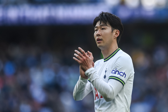 잉글랜드 프로축구 프리미어리그 토트넘 홋스퍼의 손흥민이 8일(한국시간) 열린 EPL 30라운드 브라이턴 앤드 호브 앨비언과의 홈 경기에서 EPL 통산 100호골을 달성했다. 토트넘은 브라이턴에 2-1로 승리하며 리그 5위를 지켰다. EPA연합뉴스