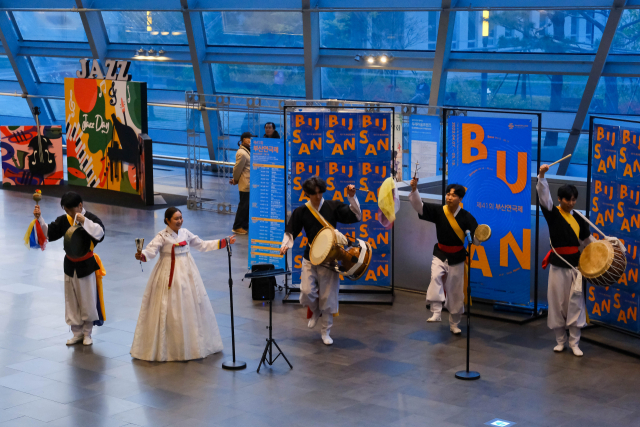 제41회 부산연극제 개막식에 앞서 국악 축하공연이 열리고 있다. 부산연극제 제공