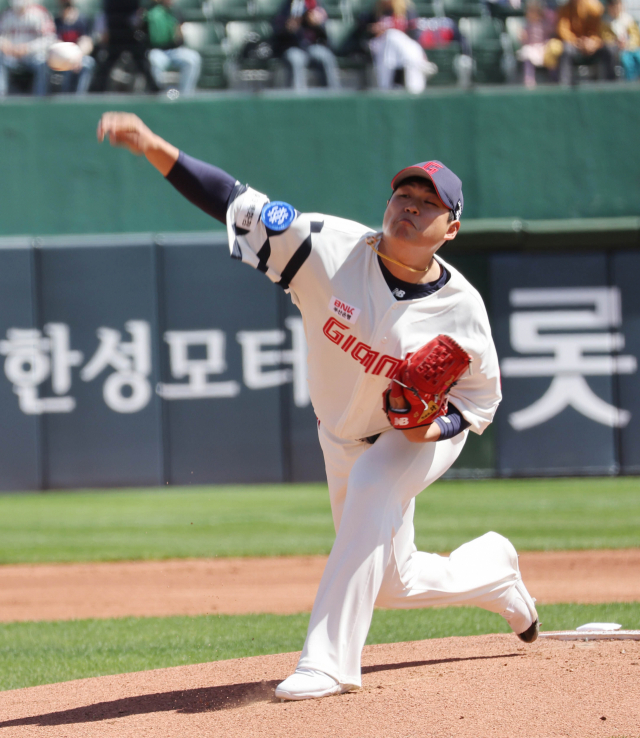 9일 오후 부산 사직야구장에서 열린 프로야구 KT -롯데 경기에서 1회초 롯데 선발투수 나균안이 역투하고 있다. 나균안은 7이닝 무실점 8탈삼진 4피안타의 완벽한 투구를 선보이며 2승을 신고했다. 이재찬 기자 chan@