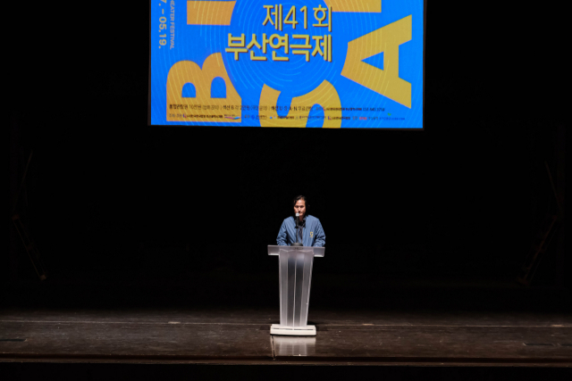 제41회 부산연극제 개막 선언에 나선 이정남 부산연극협회 회장. 부산연극제 제공