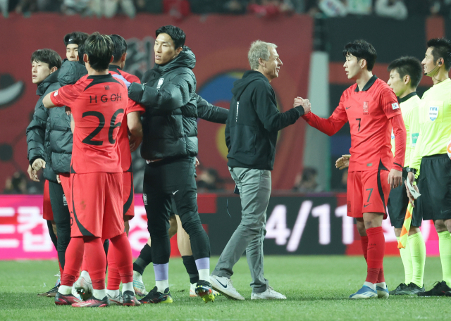 지난달 28일 서울월드컵경기장에서 열린 우루과이와의 평가전에서 1-2로 패한 한국 축구 대표팀의 클린스만 감독이 손흥민을 비롯한 선수들을 격려하고 있다. 연합뉴스