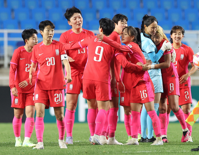지난 7일 수원월드컵경기장에서 열린 한국과 잠비아의 여자 축구 대표팀 친선 경기에서 5-2로 승리한 한국 대표팀 선수들이 기뻐하고 있다. 연합뉴스