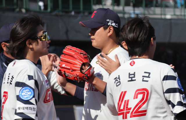 9일 오후 부산 사직야구장에서 열린 프로야구 KT -롯데 경기에서 6회초를 무실점으로 마친 롯데 나균안 투수가 동료들의 환영을 받으며 덕아웃으로 들어오고 있다. 이재찬 기자 chan@