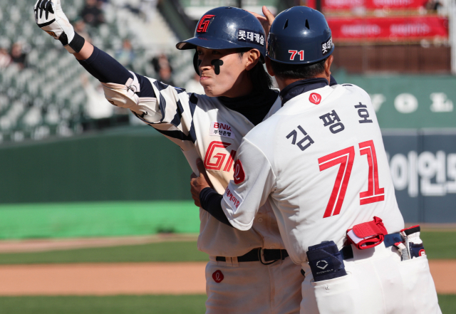 9일 오후 부산 사직야구장에서 열린 프로야구 KT -롯데 경기에서 7회말 롯데 공격. 무사1,3루에서 적시타를 친 황성빈이 1루 코치의 축하를 받고 있다. 이재찬 기자 chan@