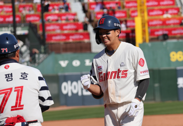 9일 오후 부산 사직야구장에서 열린 프로야구 KT -롯데 경기에서 7회말 롯데 공격. 적시타를 친 김민석이 기뻐하고 있다. 김민석은 프로 첫 선발 출전 경기에서 4타수 2안타 2타점의 활약을 펼치며 '슈퍼 루키'다운 모습을 선보였다. 이재찬 기자 chan@