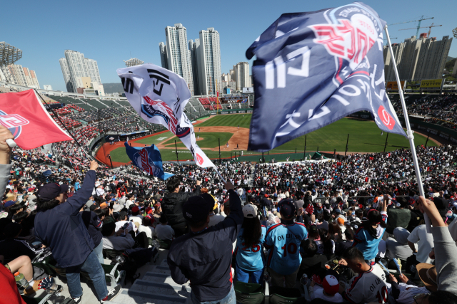9일 부산 사직야구장을 찾은 야구팬들이 롯데자이언츠를 응원하고 있다. 김종진 기자 kjj1761@