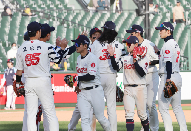 9일 오후 부산 사직야구장에서 열린 프로야구 KT -롯데 경기에서 승리한 롯데 선수들이 하이파이브 하고 있다. 이재찬 기자 chan@