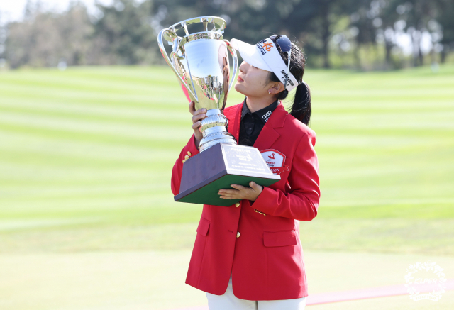 이예원이 9일 제주 서귀포 롯데스카이힐제주CC에서 열린 '롯데렌터카 여자오픈' 파이널 라운드에서 우승한 후 트로피에 입 맞추고 있다. KLPGA 제공