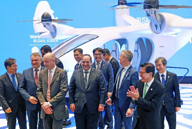 2030세계박람회 개최 후보지인 부산을 실사하기 위해 방한한 국제박람회기구(BIE) 실사단이 5일 오전 부산 동구 부산항컨벤션센터에서 박람회장과 부산 주요 교통 거점을 연결할 도심항공교통(UAM)을 체험하고 있다. 실사단은 드론으로 촬영된 현재 부산 북항 일대 전경에 혼합현실(MR)로 덧씌워지는 2030년 미래의 부산 일대 모습을 체험했다. 김종진 기자 kjj1761@