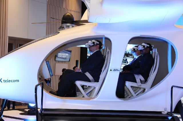 2030세계박람회 개최 후보지인 부산을 실사하기 위해 방한한 국제박람회기구(BIE) 실사단이 5일 오전 부산 동구 부산항컨벤션센터에서 박람회장과 부산 주요 교통 거점을 연결할 도심항공교통(UAM)을 체험하고 있다. 실사단은 드론으로 촬영된 현재 부산 북항 일대 전경에 혼합현실(MR)로 덧씌워지는 2030년 미래의 부산 일대 모습을 체험했다. 김종진 기자 kjj1761@