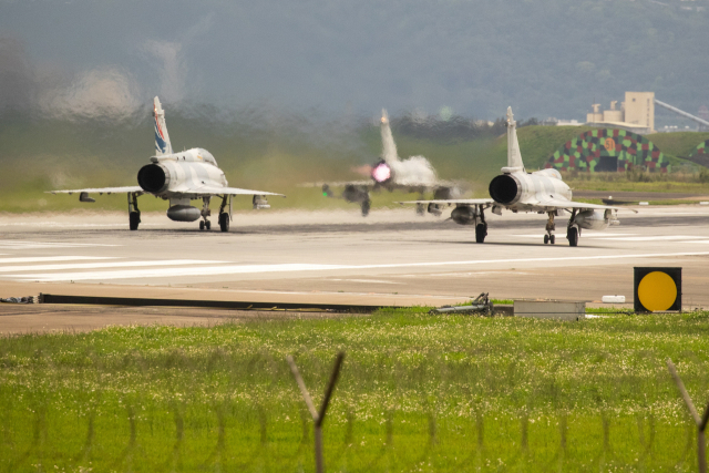 대만 주력 전투기가 중국의 대규모 훈련에 맞서 이륙하고 있다. EPA연합뉴스