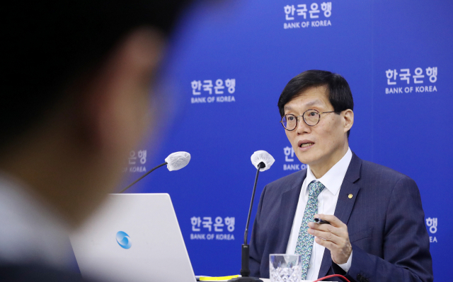 11일 열리는 한국은행 금융통화위원회에서 기준금리가 다시 동결될지 관심이 모인다. 이창용 한국은행 총재는 올 2월 23일 서울 중구 한국은행에서 열린 통화정책방향 기자간담회에서 1년 5개월간 이어진 금리 인상을 멈추고 기준금리를 연 3.50%로 동결한다고 밝힌 바 있다. 연합뉴스