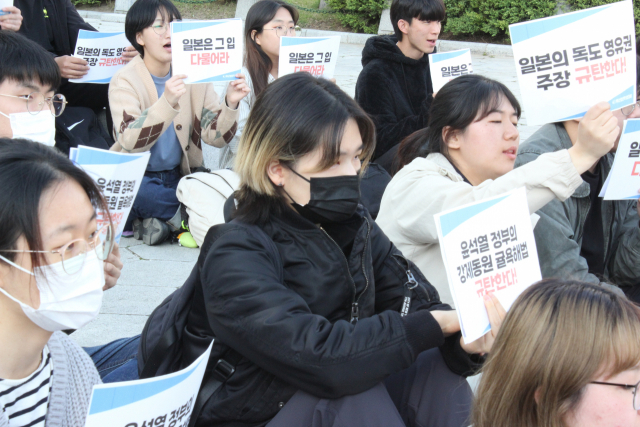 부산 대학생겨레하나는 지난 8일 동구 초량동 정발장군상 앞에서 대학생 1000인 선언을 발표했다. 부산 청년겨레하나 제공