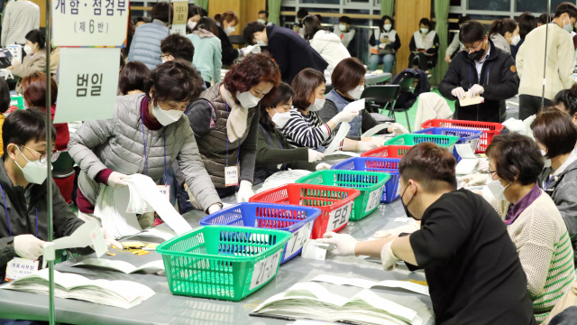 보수정당은 2000년 이후 총선 때마다 ‘보수의 텃밭’인 부산에서 대규모 ‘물갈이’를 단행했다는 분석이 나온다. 2020년 치러진 제21대 총선에서 선거 개표원들이 개표 작업을 하고 있다. 부산일보DB