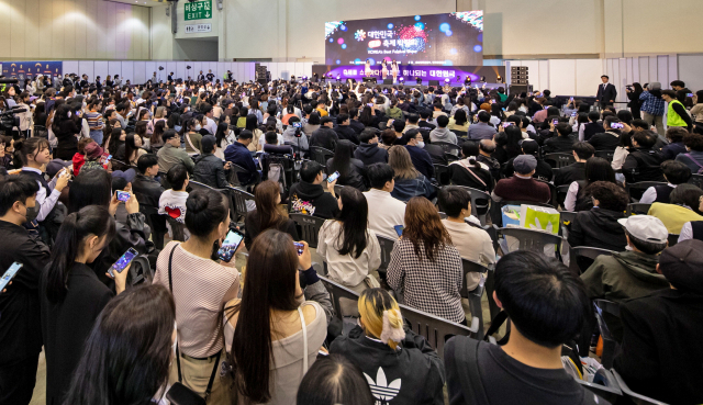 ‘제3회 대한민국 대표 축제 박람회’ 개막식이 열린 지난 7일 부산 해운대구 벡스코에서 3인조 걸그룹 VIVIZ(비비지)의 특별공연이 펼쳐지고 있다. 나웅기 기자 wonggy@