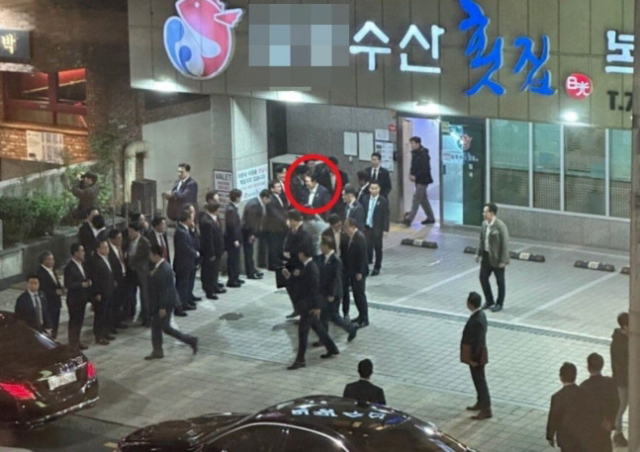 윤석열 대통령이 지난 6일 부산 해운대의 한 횟집에서 저녁식사를 마친 뒤 참석자들과 인사를 나누고 있다. 온라인 커뮤니티 캡처