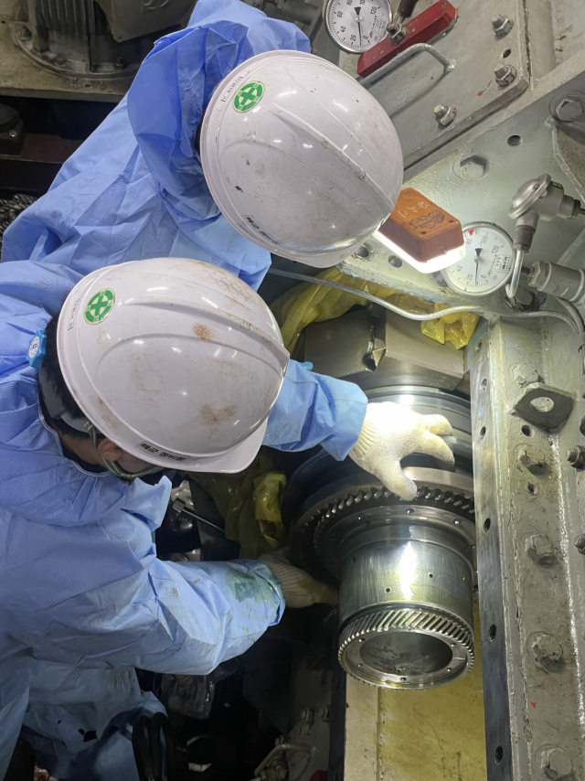 해군정비창에서 함정 디젤엔진에 수리한 부품을 장착하는 모습. 생기원 제공