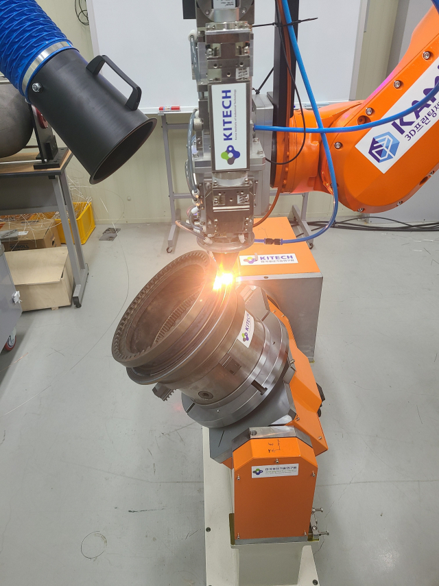 금속와이어 3D프린팅 공정을 이용한 ‘디젤엔진 클러치 잠금장치’ 수리 작업. 생기원 제공