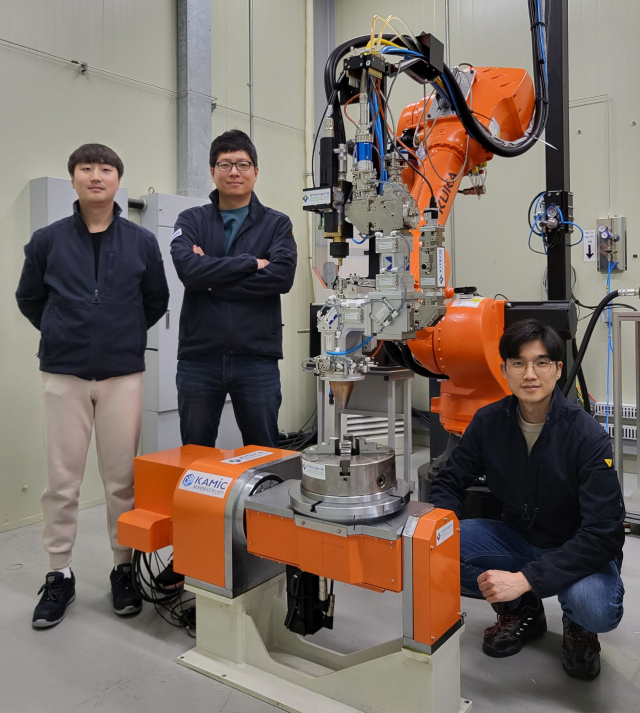 이협 박사 연구팀과 자체 개발한 ‘레이저 기반 금속와이어 3D프린터’. 생기원 제공