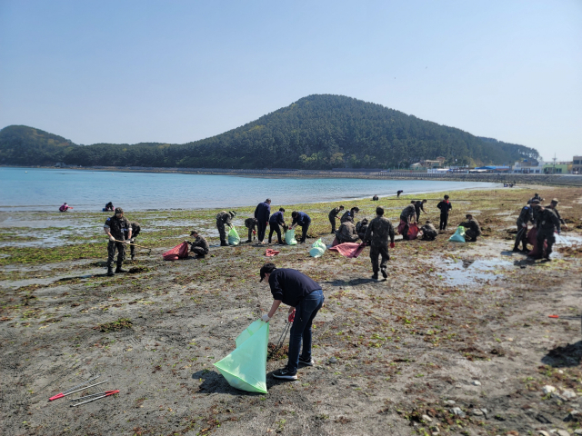 한국해양진흥공사는 지난 7일 부산 연안 해양쓰레기 관리강화 협약기관과 함께 부산 연안정화 활동을 실시했다. 해양진흥공사 제공