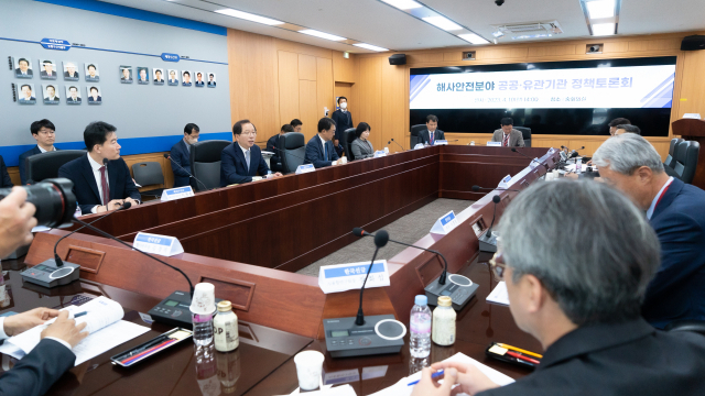 조승환 해양수산부 장관이 10일 오후 2시 정부세종청사에서 ‘선박사고 인명피해 저감대책’과 ‘첨단 해양모빌리티 육성전략’을 주제로 정책 현안 토론회를 주재하고 있다. 해수부 제공