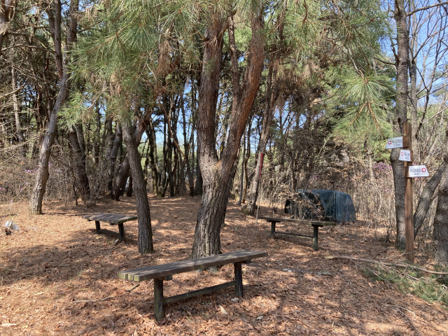 국사봉 갈림길 이정표. 쉼터가 마련돼 있다.