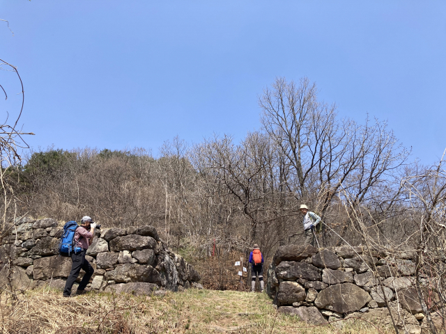 미타산성임을 알 수 있는 성벽. 미타산이 지척이다.