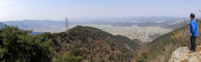 미타산 정상에서 본 운석공. 황계복 제공