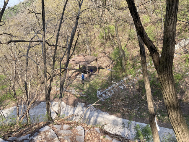 홀로재에 도착했다. 작은 쉼터가 있다.