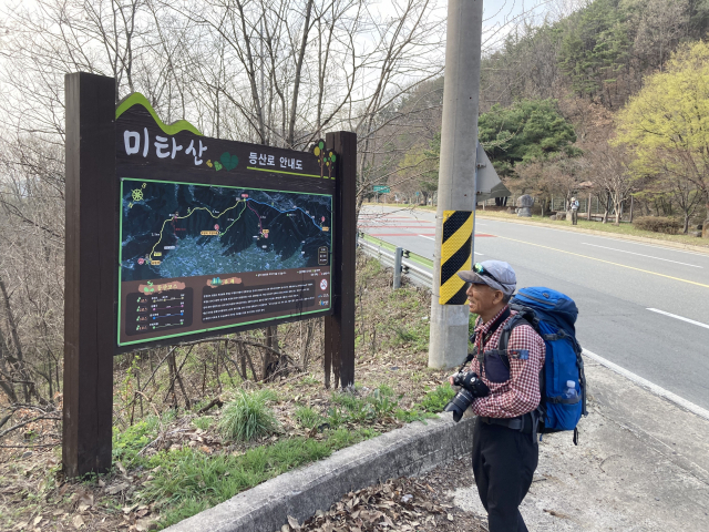 송림재로 내려섰다. 길 건너 옥두봉 오르는 길은 도무지 길이 나 있지 않아 생략하고 1.9km 국도를 걸어 적중교로 가야 한다.