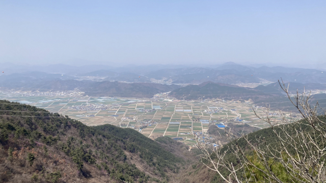 미타산 정상에서 보이는 운석공.
