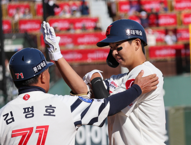 롯데 자이언츠 김민석이 지난 9일 KT 위즈와의 경기에서 7회말 프로 첫 타점을 기록한 뒤 세리머니를 하고 있다. 김민석은 이 경기에서 4타수 2안타 2타점을 기록했다. 이재찬 기자 chan@