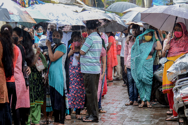 인도의 코로나19 감염자가 다시 치솟고 있다. 코로나19 2차 파동이 덮쳤던 2021년 8월 뭄바이 시민들이 백신을 맞기 위해 줄지어 서 있다. AFP연합뉴스