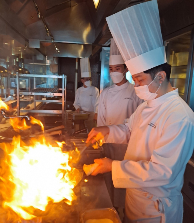 한인호 시그니엘 부산 조리팀장이 음식을 준비하는 모습. 시그니엘 부산 제공