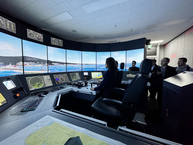 11일 한국해양교통공단(KOMSA) 세종 본사 1층 선박조종시뮬레이션센터에서 요원들이 기자단이 지켜보는 가운데 실제 선박 사고가 난 지역을 가상으로 설정해 시뮬레이션을 전개하고 있다. KOMSA 제공