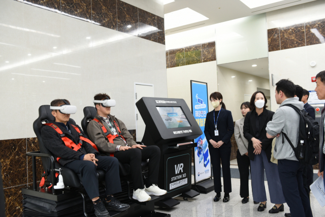 11일 한국해양교통공단(KOMSA) 세종 본사 1층 로비에 마련된 VR체험장에서 기자단 일행이 선박 화재시 탈출 방법, 구명조끼 착용법 등에 대한 VR체험을 하고 있다. KOMSA 제공