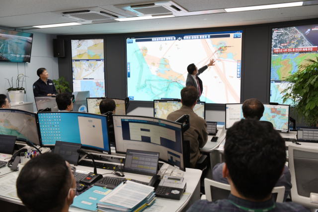 11일 한국해양교통공단(KOMSA) 세종 본사 5층 운항상황센터에서 김현 공단 운항본부장이 전국 여객선 입출항·운항상황 모니터링 등 현황을 설명하는 모습. KOMSA 제공