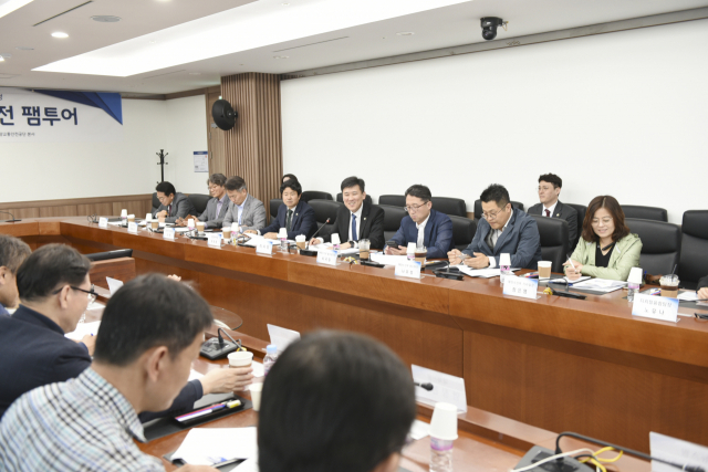 11일 한국해양교통공단(KOMSA) 세종 본사 8층 대회의실에서 김준석 공단 이사장(오른쪽 테이블 오른쪽에서 네 번째)이 기자단을 대상으로 공단 주요 업무계획에 대한 보고 및 질의응답을 진행 중이다. KOMSA 제공