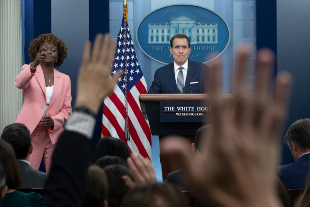 미국 국방부의 기밀 문건이 올해 1월 게임 사용자들이 즐겨 찾는 소셜미디어에 유출됐다는 보도가 나왔다. 존 커비(오른쪽) 미국 백악관 국가안보실 전략소조정관과 카린 장-피에르 대변인이 10일 백악관서 열린 기자회견에서 국방부 문건 유출 사태에 대해 기자들의 질문을 받고 있다. EPA연합뉴스