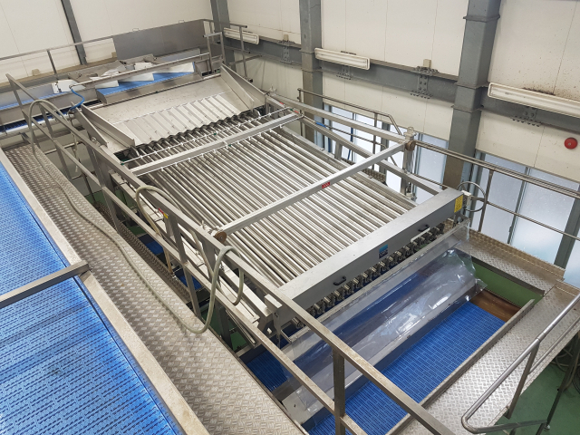 부산공동어시장 선어자동선별기 제작·설치 용역계약 공모에서 우선협상대상자에 선정된 국내 업체에 컨소시엄으로 참여한 노르웨이 업체가 제작한 선별기가 일본의 한 공장에 설치된 모습. 부산공동어시장 제공