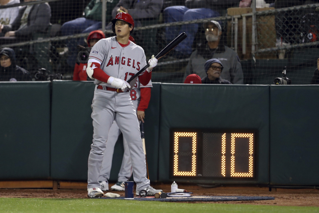 미국프로야구 2023시즌 개막전이 열린 지난달 31일(한국시간) 오클랜드 애슬레틱스와 맞붙은 LA 에인절스의 오타니 쇼헤이가 4회 타석에 들어설 준비를 하고 있다. 오타니 오른쪽에 있는 피치 타이머가 10초를 가리키고 있다. AP연합뉴스연합뉴스